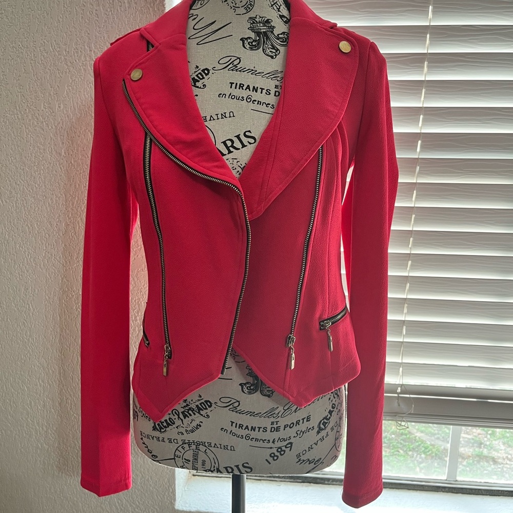 a'gaci Pink Blazer with Notched Lapel and Tailored Fit